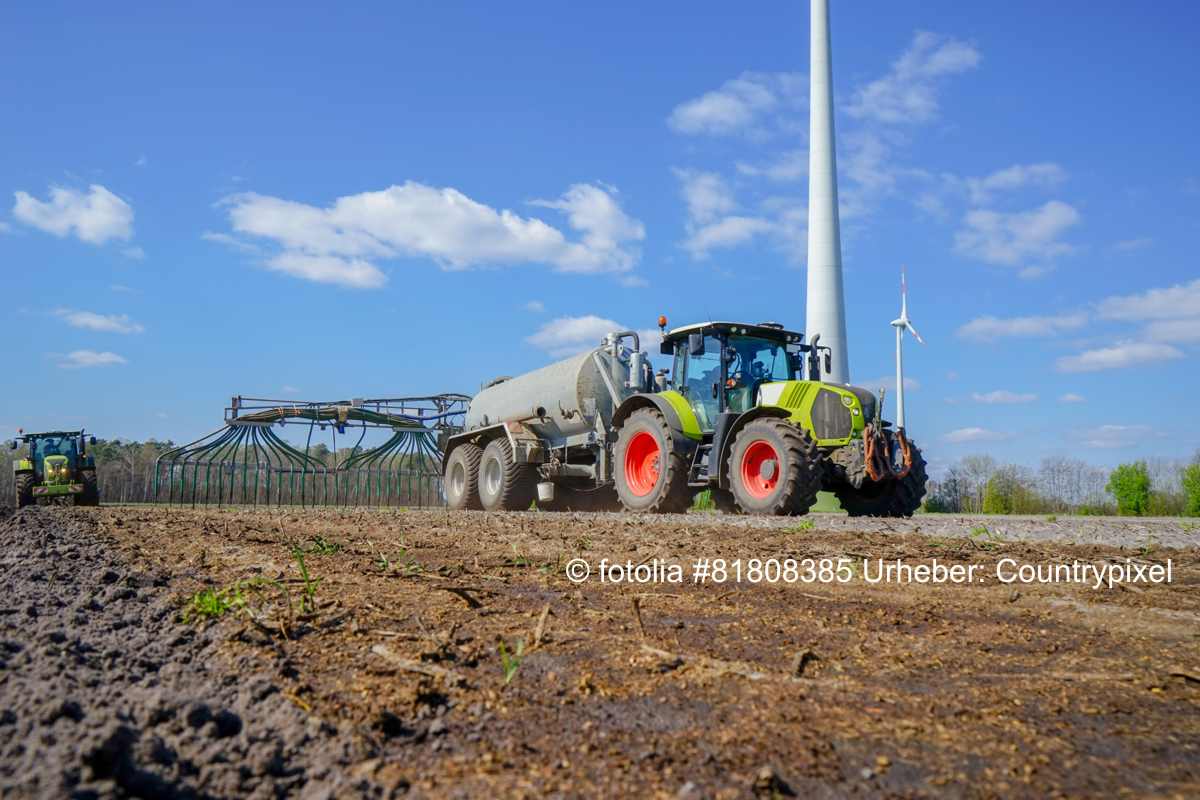Nitratproblem trotz Stoffstrombilanz - Traktor beim Düngen
