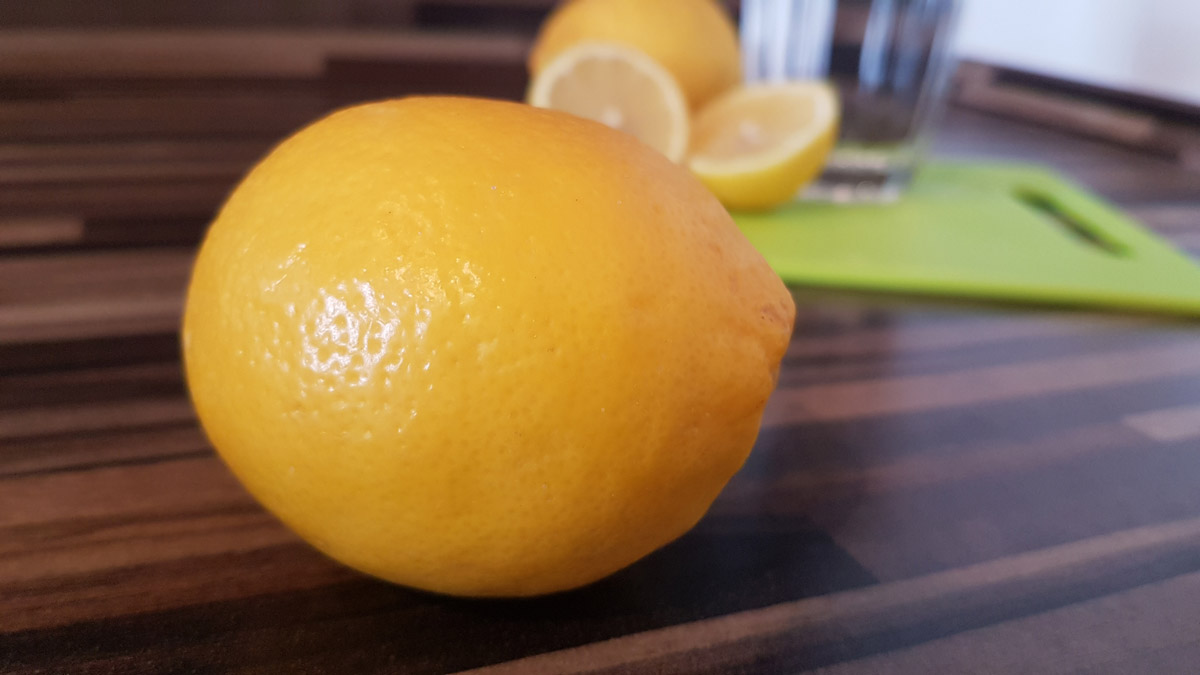 Zitronenwasser. altes Hausmittel ist ein Gesundheitsbooster