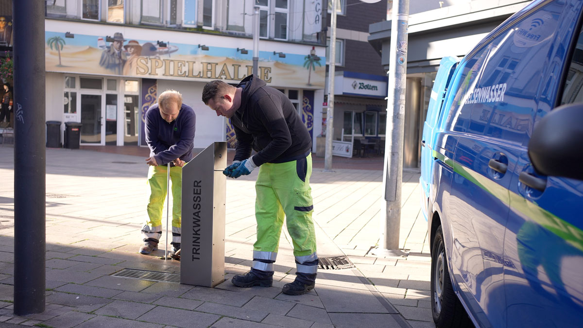 Gelsenwasser-Mitarbeiter warten einen Trinkbrunnen in der Gelsenkirchener Innenstadt.