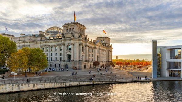 Bundestagswahl 2025: Wie stellen sich die Parteien unsere Zukunft vor? Der Wahlkampf für die Bundestagswahl 2025 nimmt Fahrt auf. Ein Einblick in die Wahlprogramme zu Energie und Klimaschutz der Parteien. © Deutscher Bundestag / Jörg F. Müller
