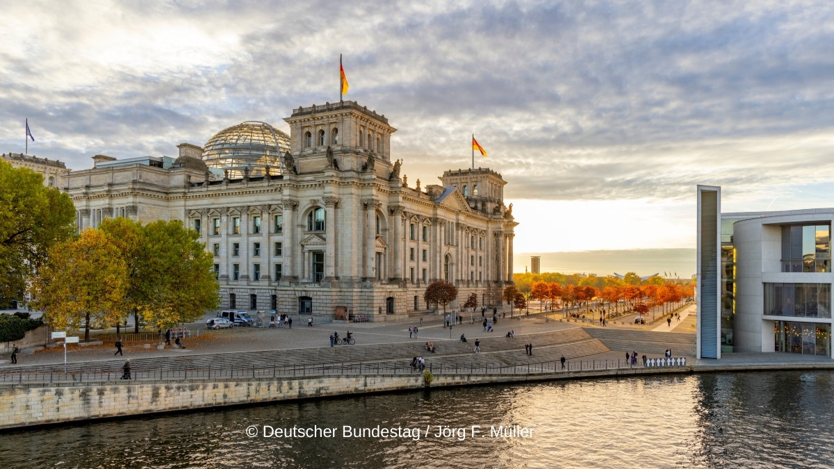 Bundestagswahl 2025: Wie stellen sich die Parteien unsere Zukunft vor? Der Wahlkampf für die Bundestagswahl 2025 nimmt Fahrt auf. Ein Einblick in die Wahlprogramme zu Energie und Klimaschutz der Parteien. © Deutscher Bundestag / Jörg F. Müller
