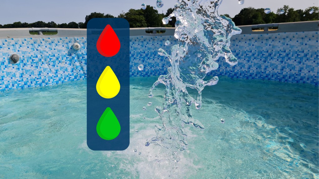 Ein Pool im Garten wird mit Trinkwasser gefüllt, daneben eine Wasserampel.