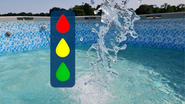 Ein Pool im Garten wird mit Trinkwasser gefüllt, daneben eine Wasserampel.