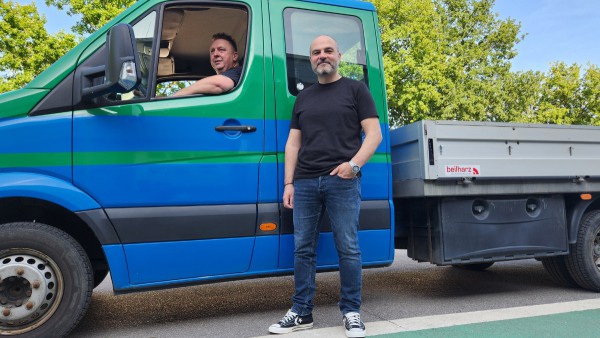 Zwei Fahrer aus dem Team blau-grün von Gelsenwasser fahren mit im Konvoi 20 für Water4Ukraine.