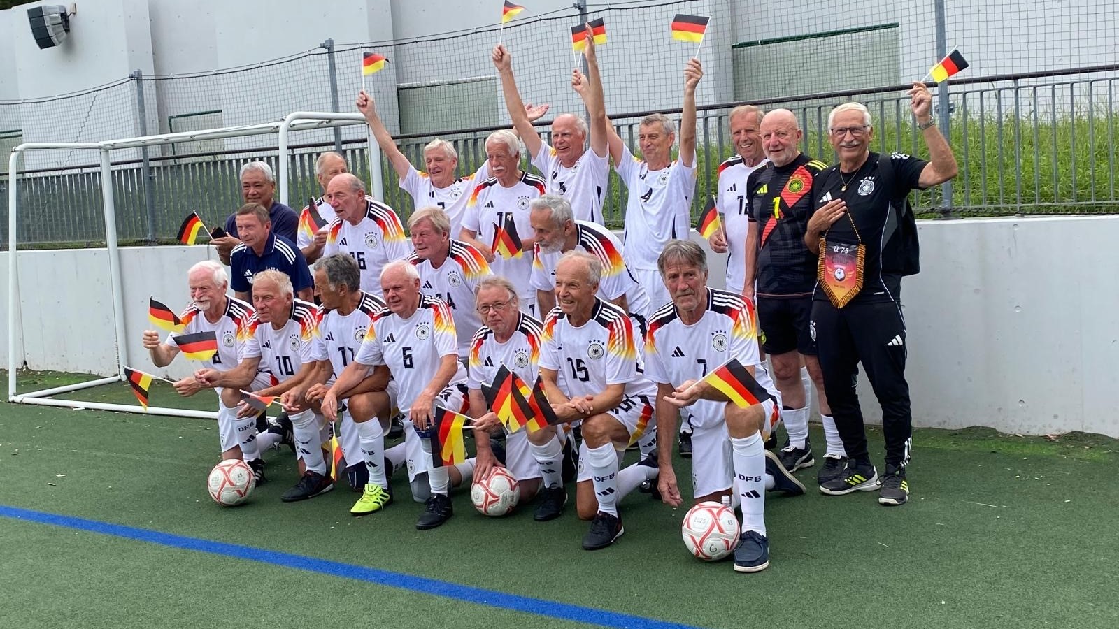 Das jubelnde Team der Ü75-Veteranen nach dem Titelgewinn in Japan.