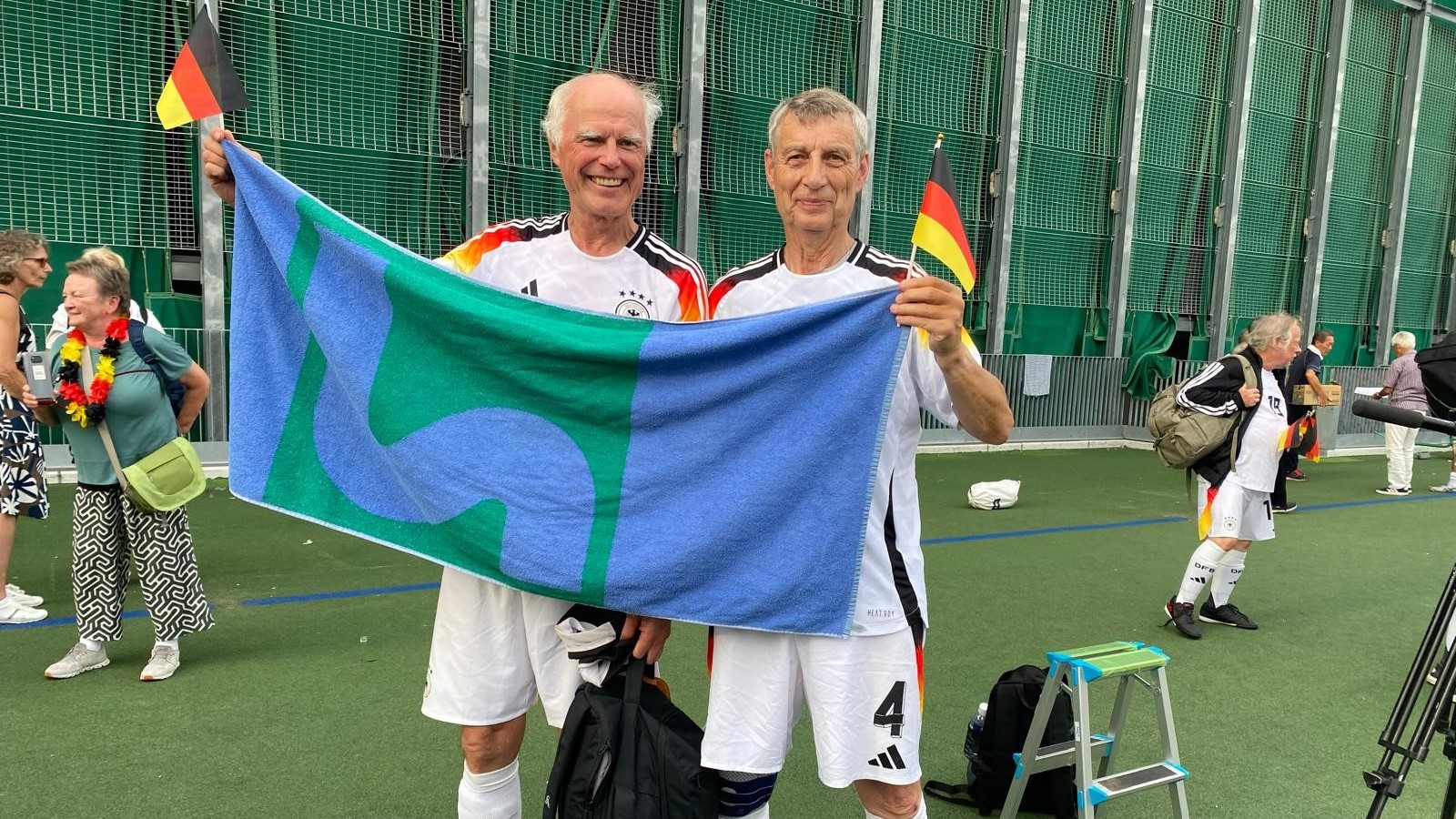 Zwei Rentner, ein Traum – und ein Gelsenwasser-Handtuch als Glücksbringer:Detlev Jost und Rudorlf Meyer wurden Ü75-Weltmeister im Fußball.