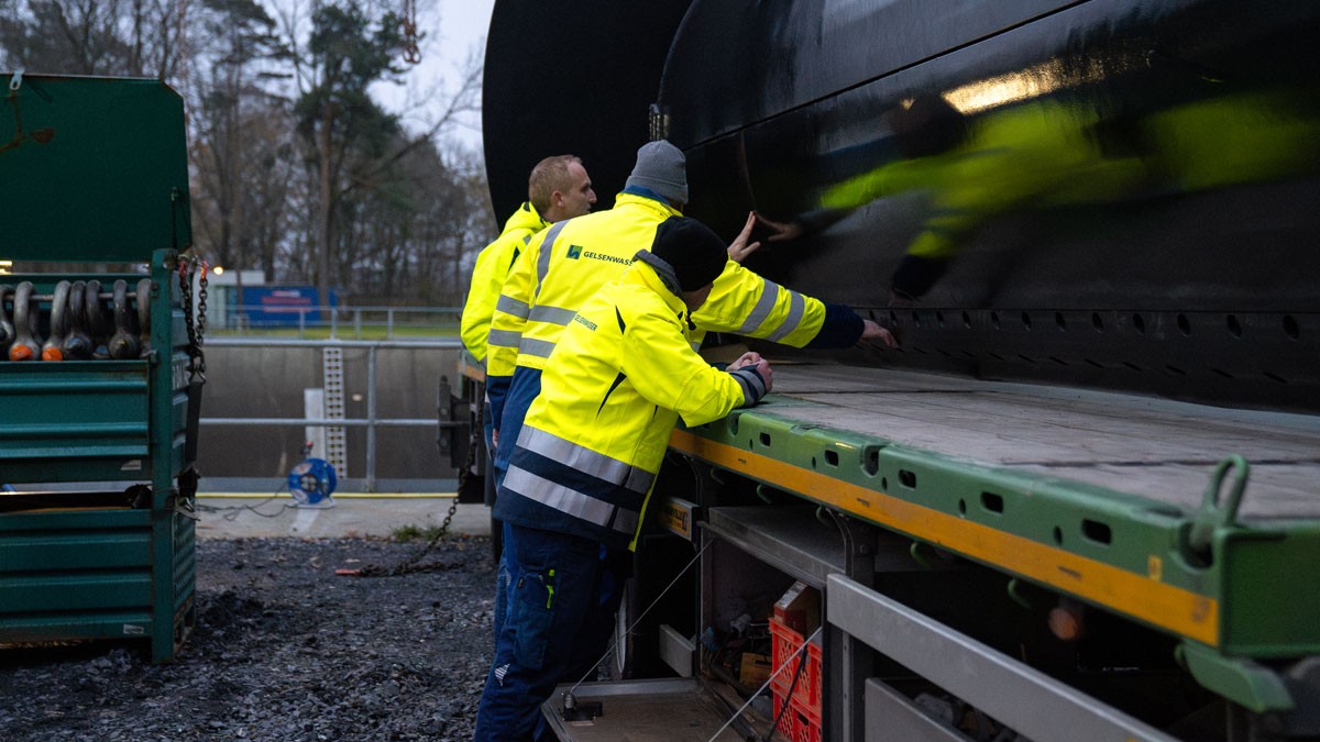 Von Bremen nach Haltern: Anlieferung der ersten Walze mit einem Schwertransporter. Für den Rest war ein Spezialkran und sehr viel Manpower notwendig.