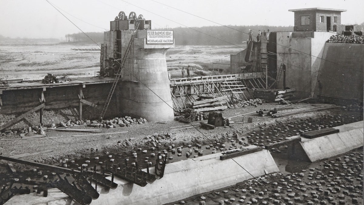 Der Bau des Walzenwehrs an der Stevertalsperre 1929.