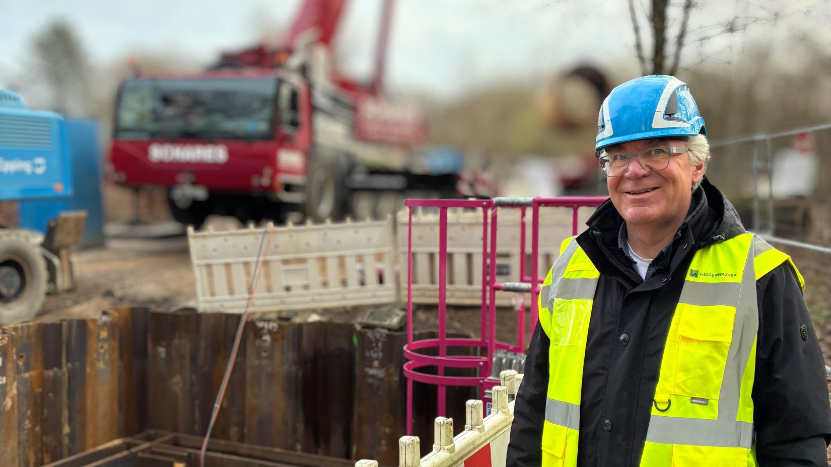 Rohrnetzmeister Erich Klinge von Gelsenwasser an der Baustelle.