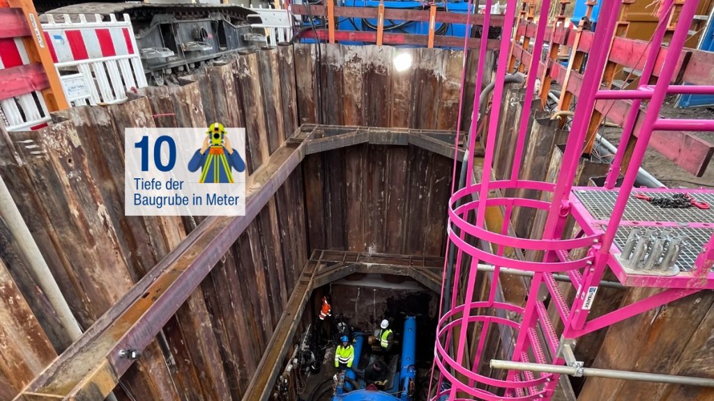Blick in die Baumgrube zum bemannten Rohrvvortrieb, die zehn Meter tief ist.