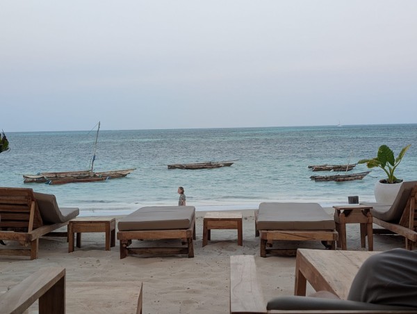 Dafür kennt man Sansibar: Strand und türkisblaues Meer