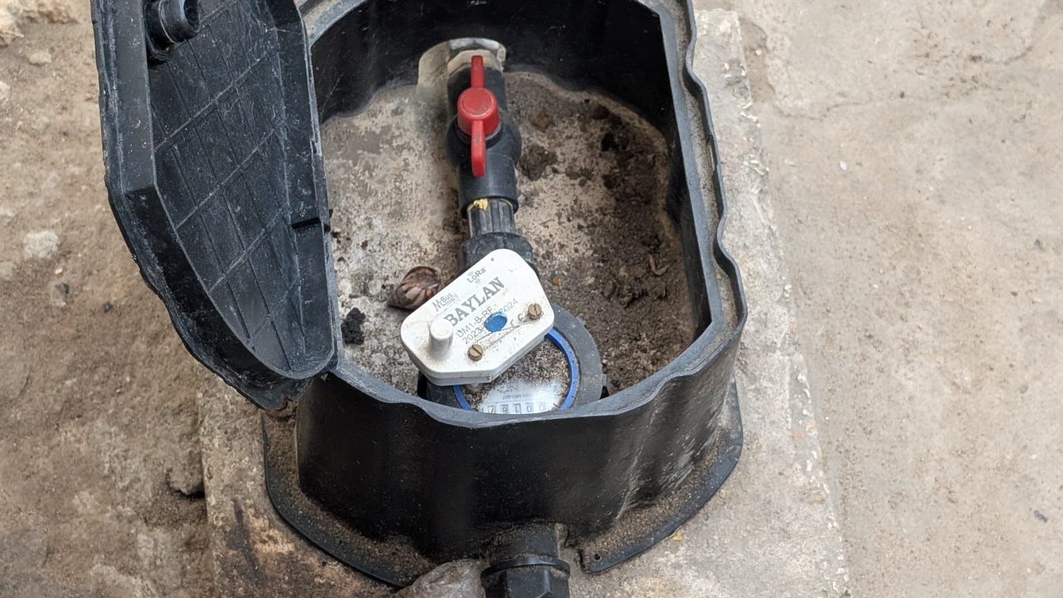 Ein Wasserzähler an einem Hausanschluss auf Sansibar.