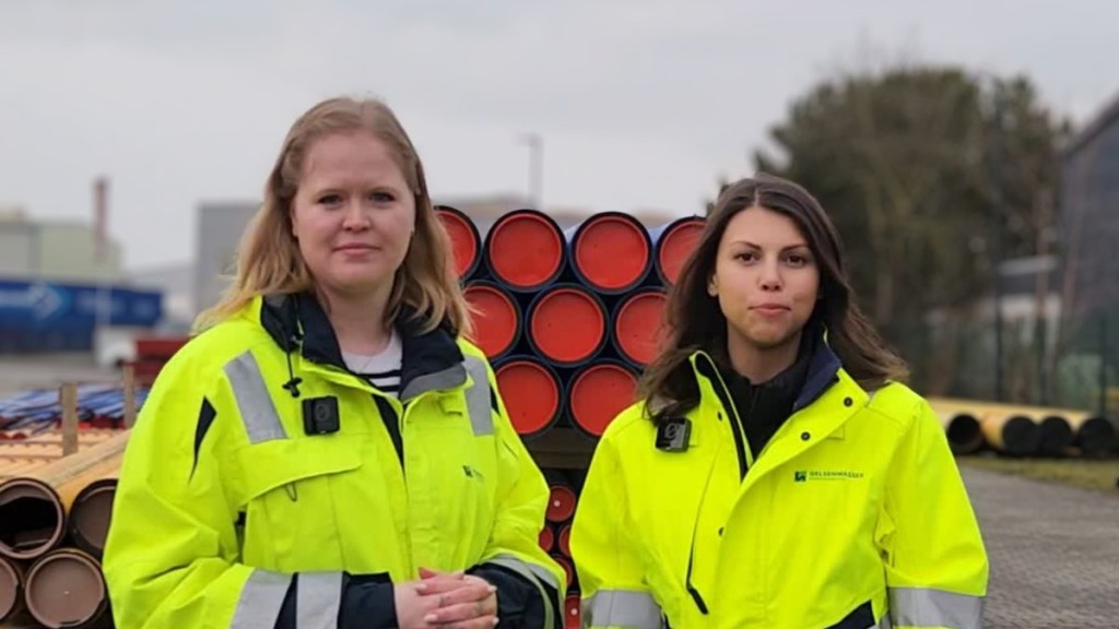 Alexandra Theil und Marcelle van der Sande blicken in die Kamera.