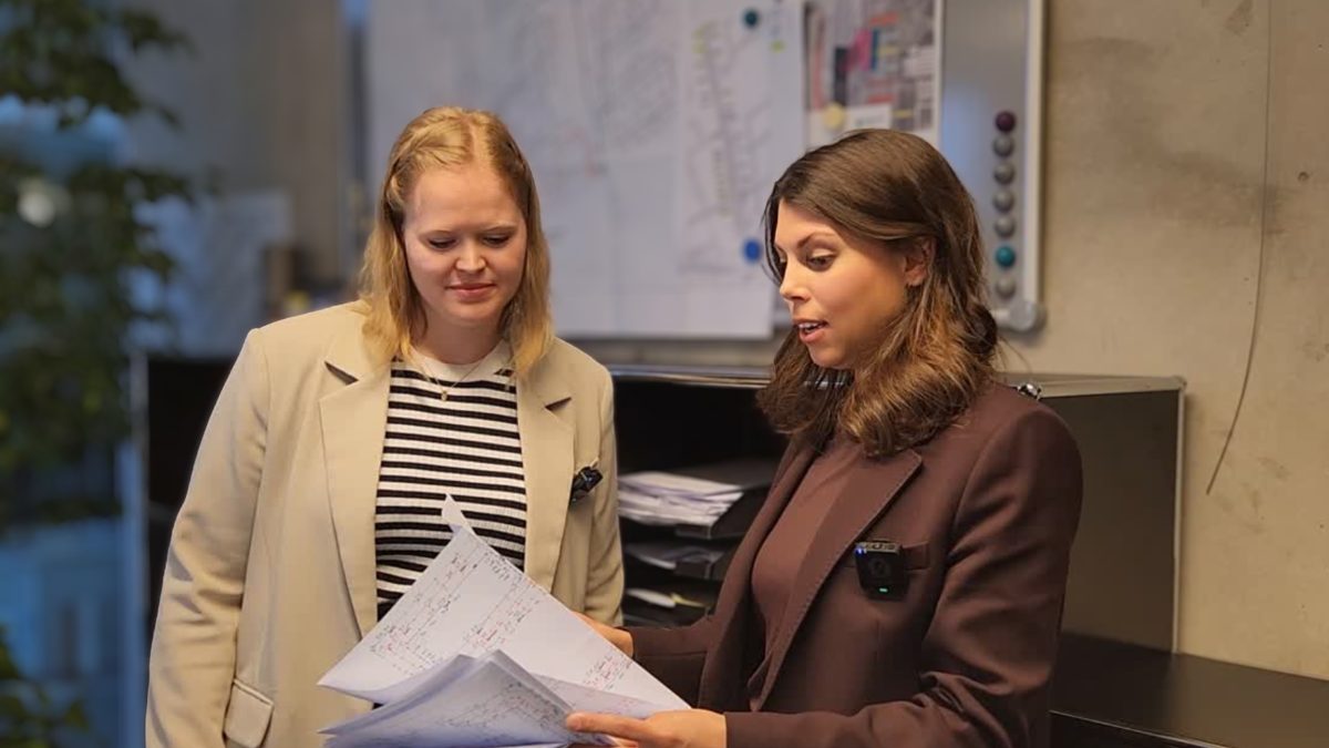 Alexandra Theil und Marcelle van der Sande schauen gemeinsam auf einen Plan.