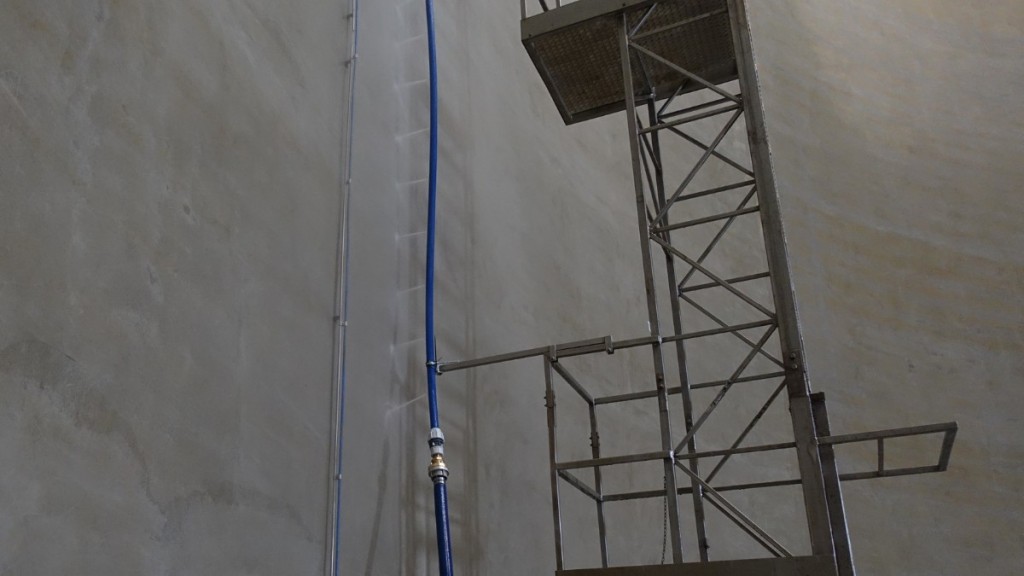 Test mit einer provisorischen Schlauchleitung an der Wandleiter