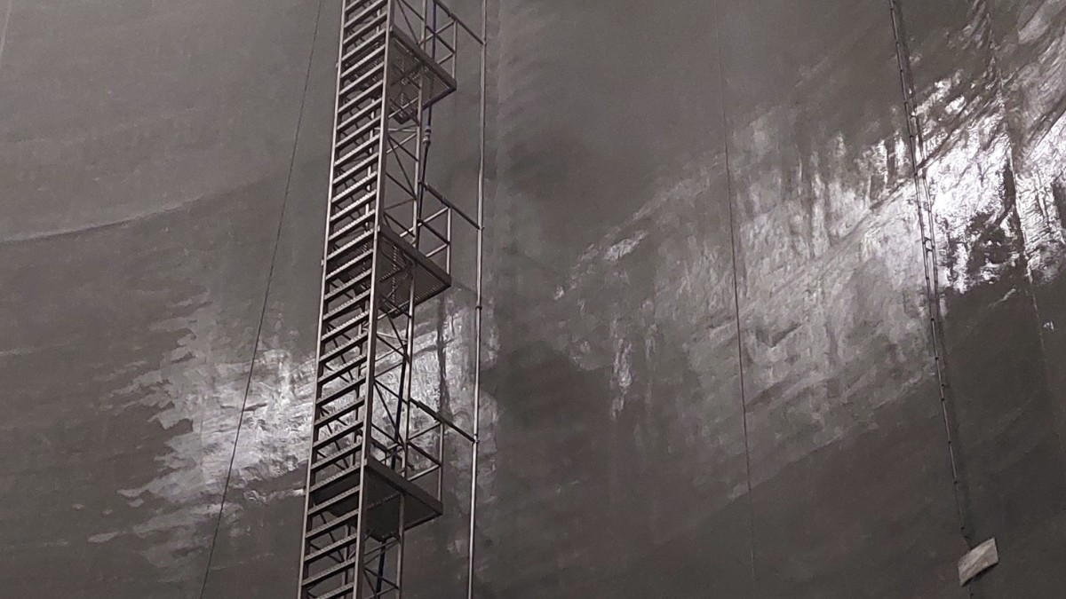 Die 24 Meter lange Edelstahlleitung ist an der 30 Meter hohen, beweglichen Wartungsleiter im Behälter angebracht.