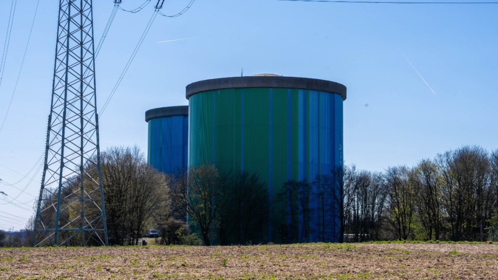 Blau-grüne Landmarken: die Hochbehälter in Bochum-Gehrte vom Feld aus betrachtet