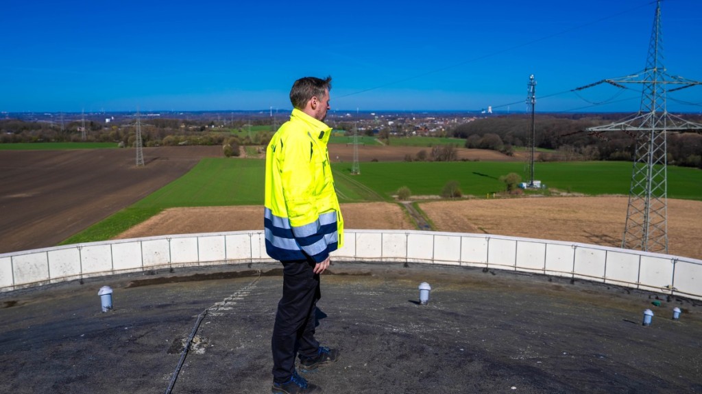 Schöne Aussicht: Marcel Rädisch auf dem Dach des Hochbehälters