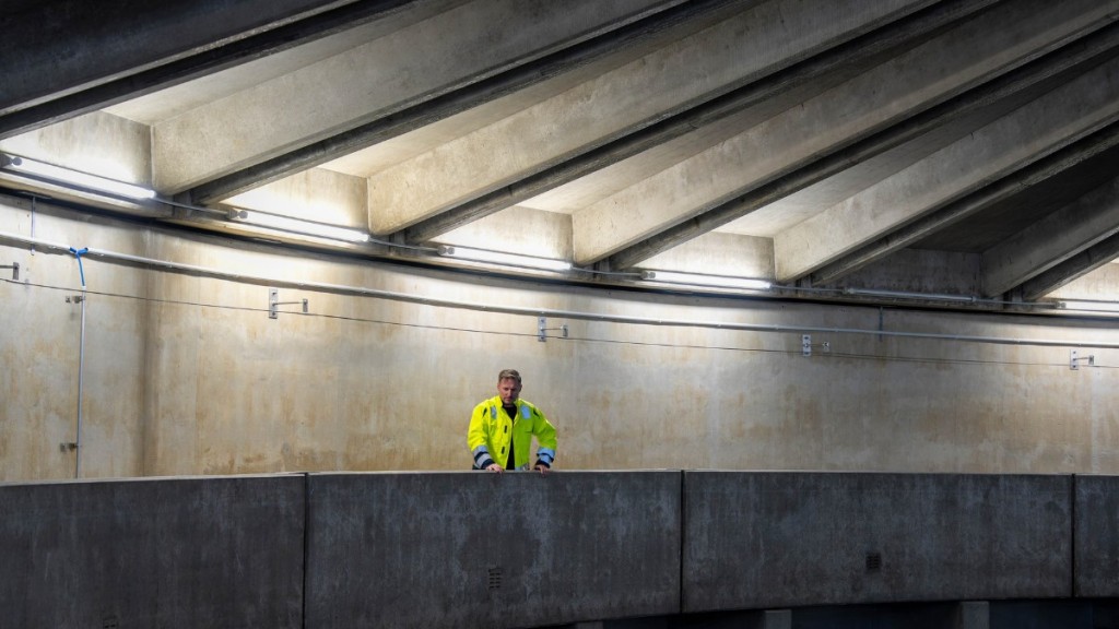 Unser Kollege steht ganz oben auf der Balustrade im Hochbehälter