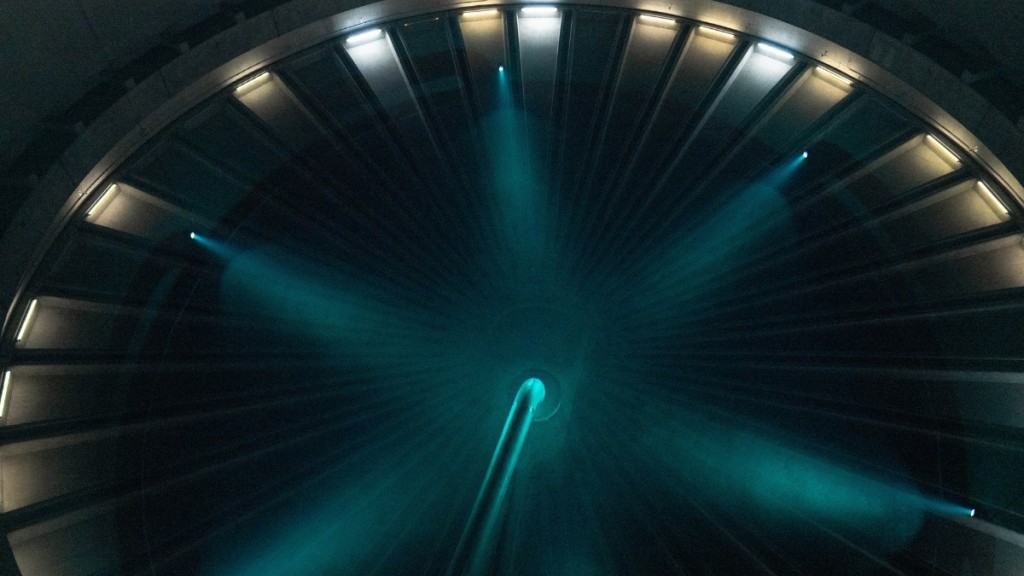 Blick auf den Behälterboden mit dem Auslaufrohr