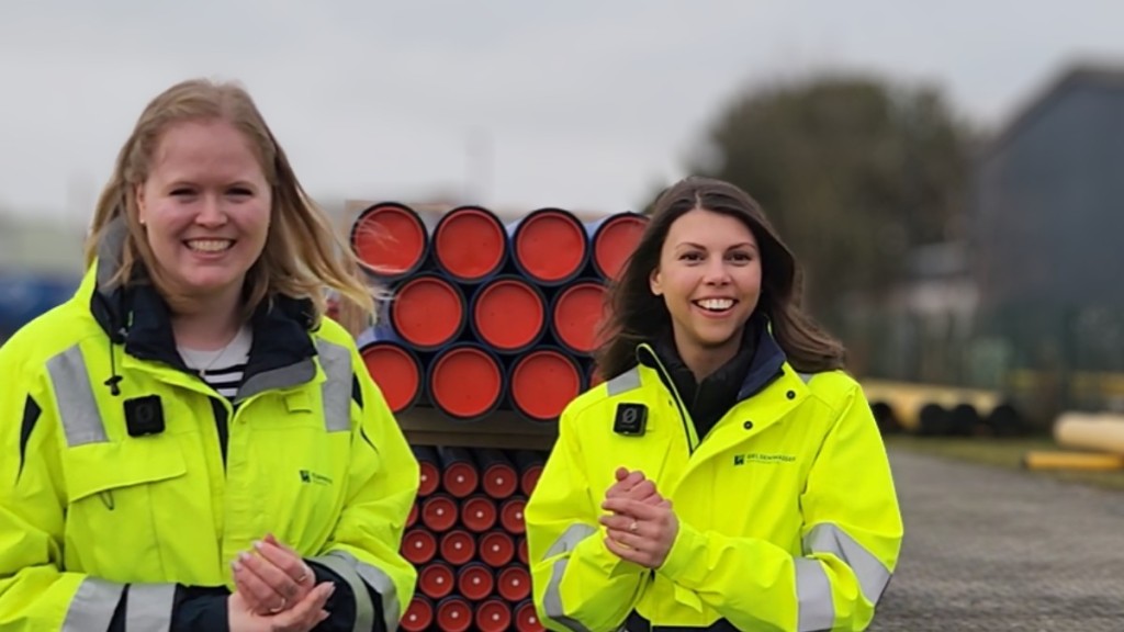 Alexandra Theil und Marcelle van der Sande blicken direkt in die Kamera