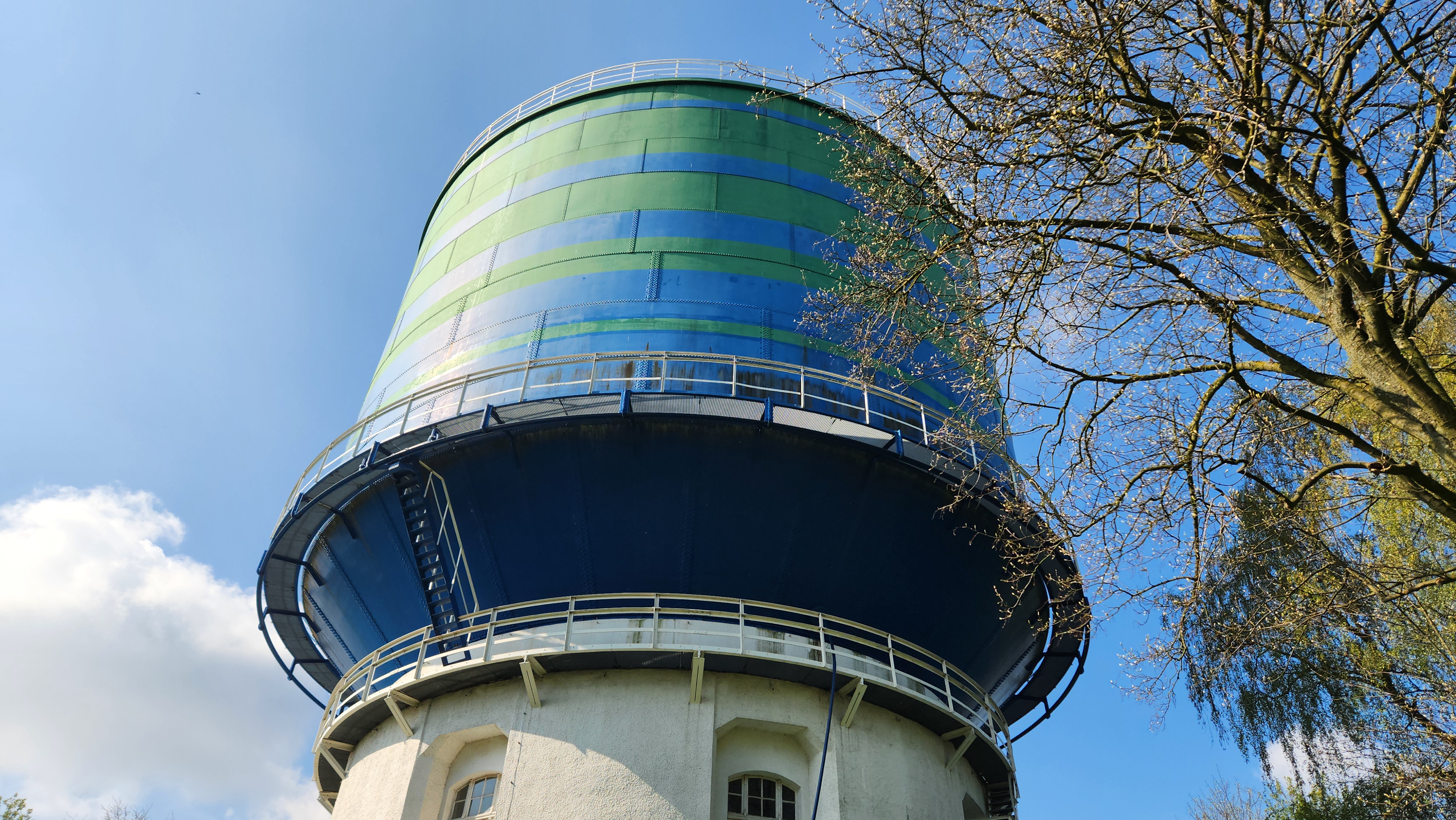 Mit dem Schlauch wird Wasser durckvoll in den leeren Hochbehälter geleitet - damit säubern die Kollegen den Speicher.