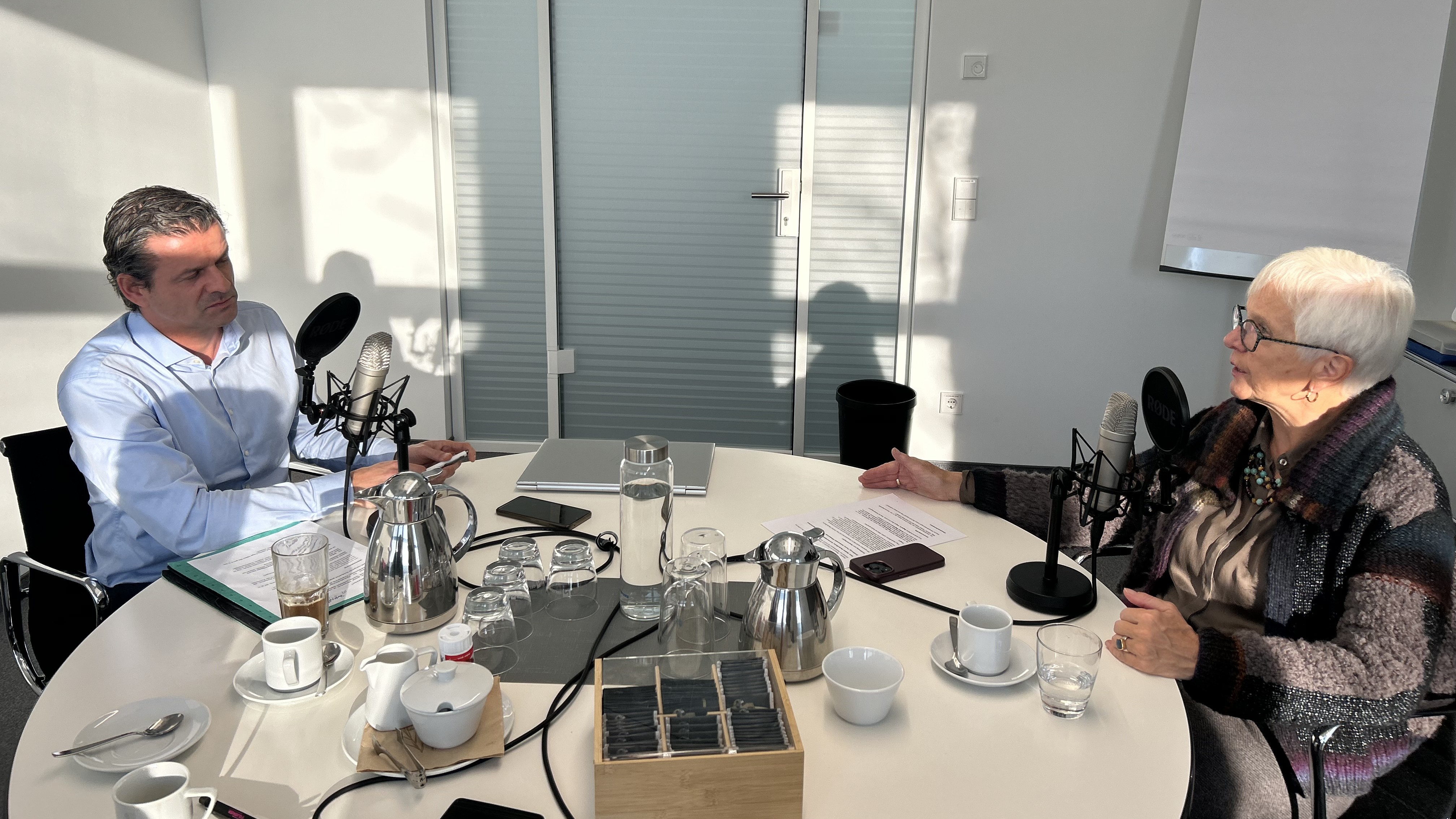 Gudrun Heute-Bluhm und Dr. Arnt Baer bei der Aufnahme der aktuellen GLASKLAR-Folge im Gelsenwasser-Quartier.