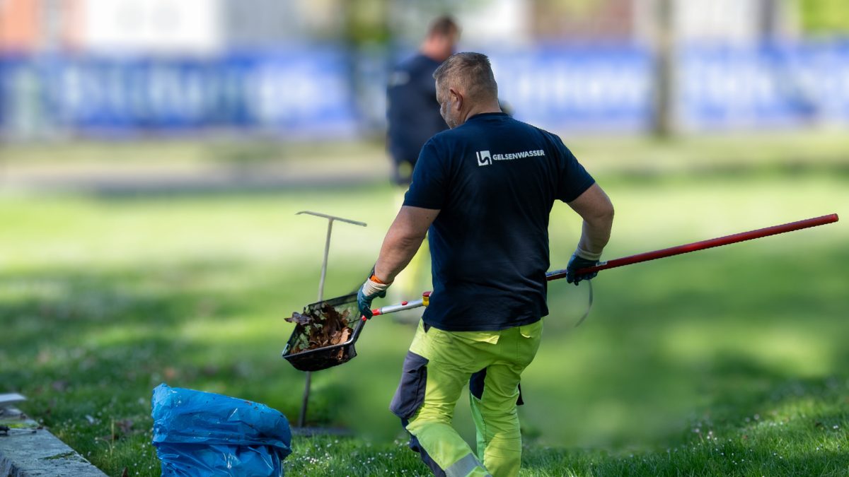 Vor dem ersten Wasserlauf stehen gründliche Reinigungsarbeiten an: vom Entfernen des Laubs und der Ablagerungen über die Säuberung des Beckens mittels Hochdruckreiniger bis hin zur Pflege des Bereichs um den Brunnen.