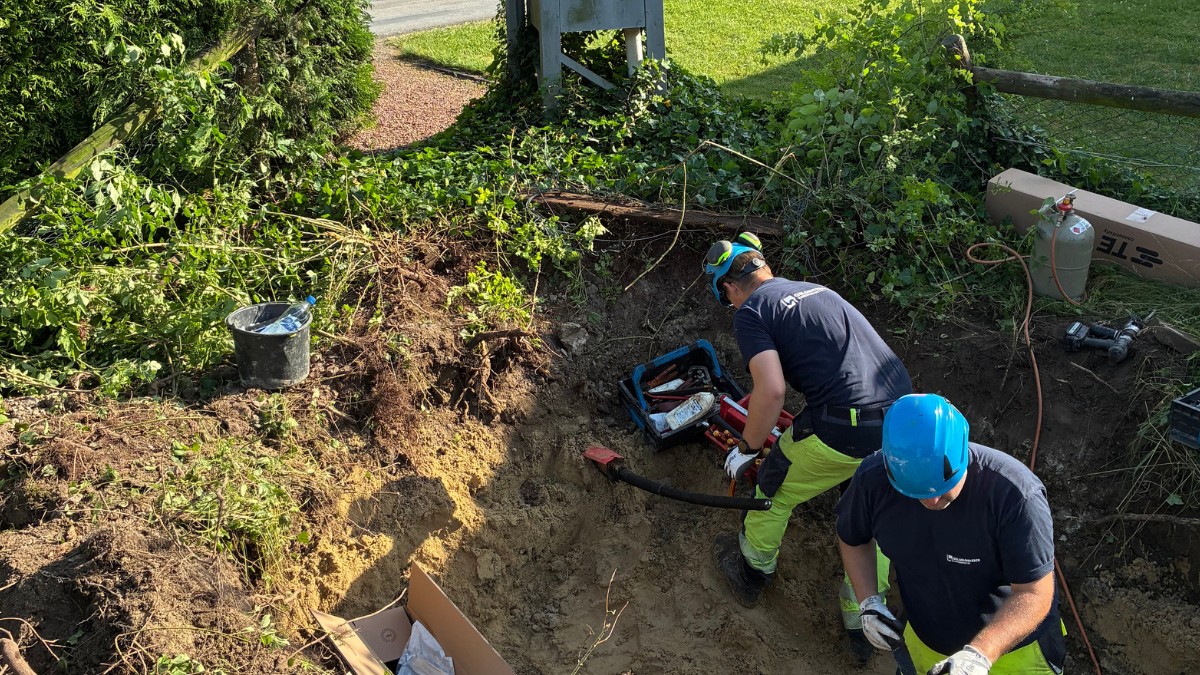 Unsere Kollegen aus Lüdinghausen arbeiten daran, die defekte Muffe auszutauschen.