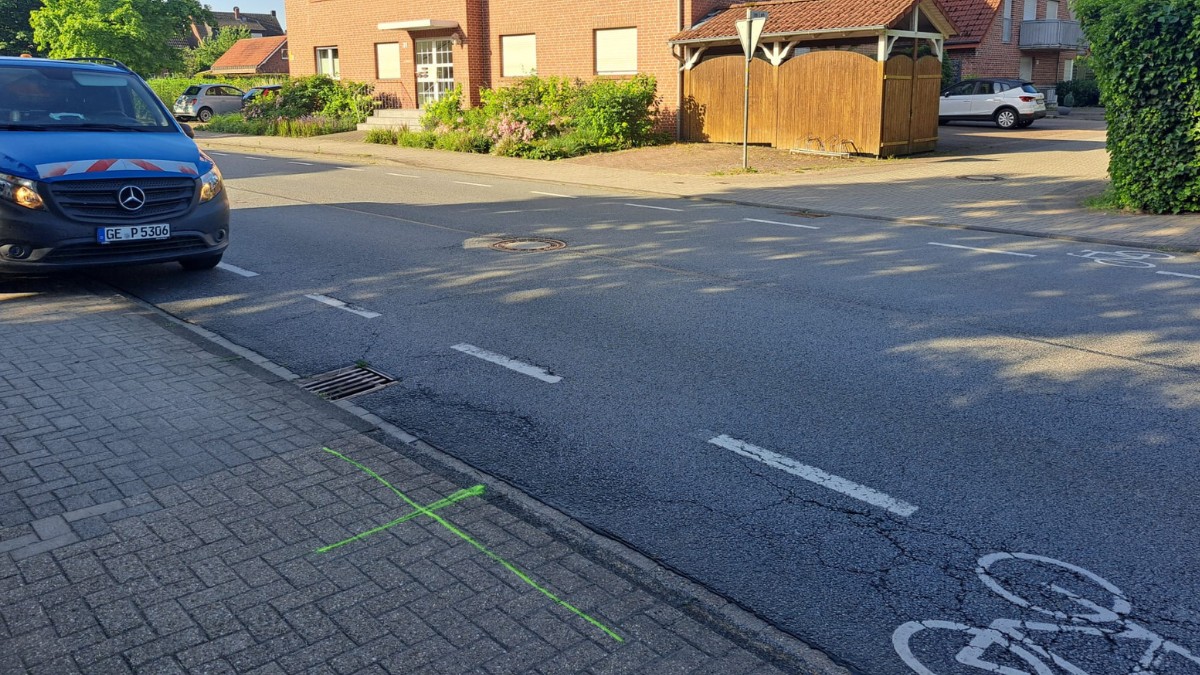 Abfahren der Schadensstrecke: Das Kreuz auf dem Asphalt markiert die Fehlerstelle.