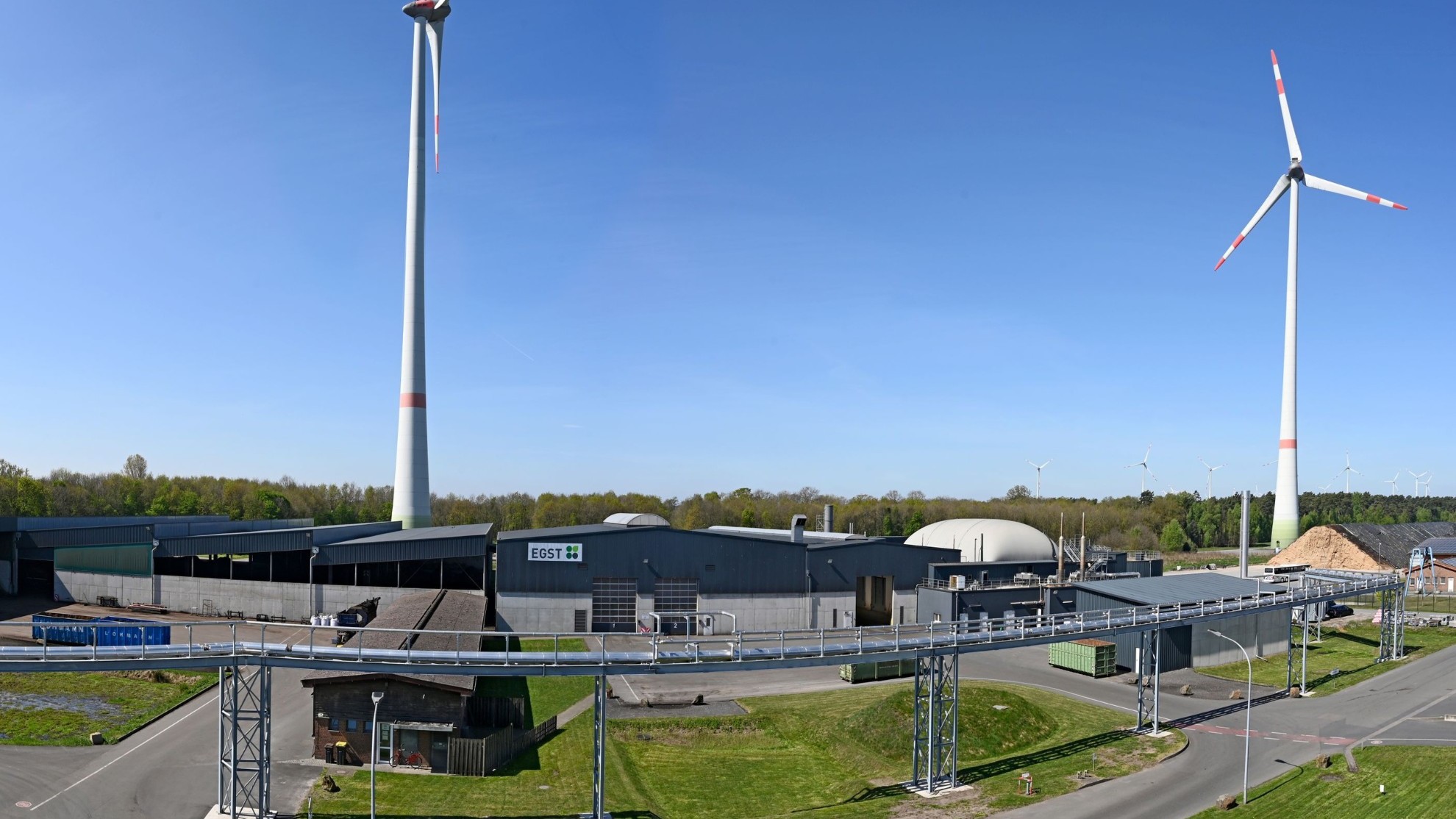 Das Kompostwerk im Bioenergiepark Saerbeck: Dort werden jährlich rund 50.000 Tonnen Bioabfälle verarbeitet. Aus dem entstehenden Biogas wird durch eine Aufbereitung mit Aminwäsche Biomethan in Erdgasqualität erzeugt. © EGST