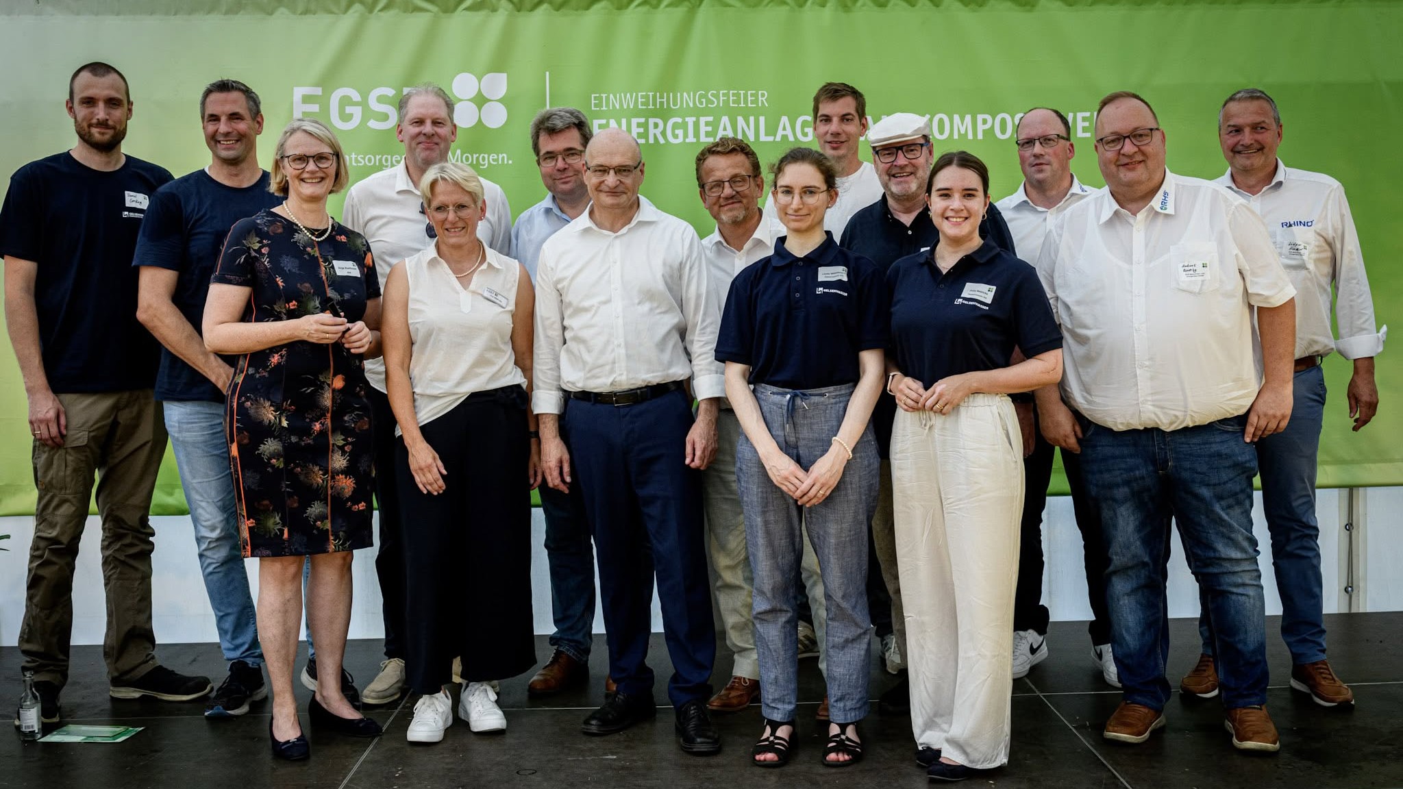 Gruppenbild mit vielen Menschen bei der Einweihung der neuen Anlagen im Bioenergiepark Saerbeck.