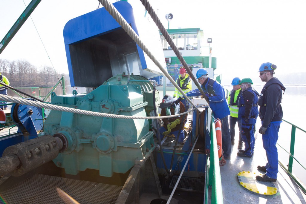 Schallschutz für den Schneidkopfsaugbagger auf dem Halterner Stausee: Eine große Metallhülle wird über dem Hauptmotor montiert.