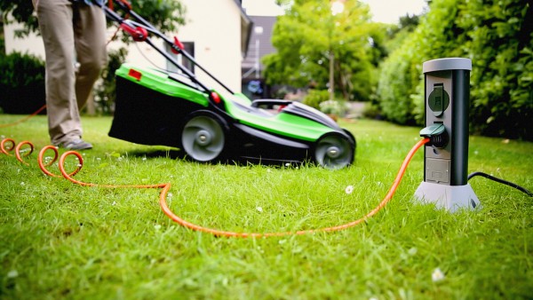 Der eine macht‘s mit Akku, der andere schwört auf den elektrischen Rasenmäher mit Kabel. Immer mehr mähen gar nicht mehr selbst, sondern setzen auf einen Mähroboter. Welche Variante ist für wen die beste?