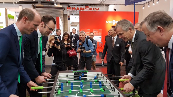 Gelsenwasser-Vorstände Dr. Dirk Waider und Henning Deters kickern auf der E-world gegen NRW-Umweltminister Johannes Remmel.