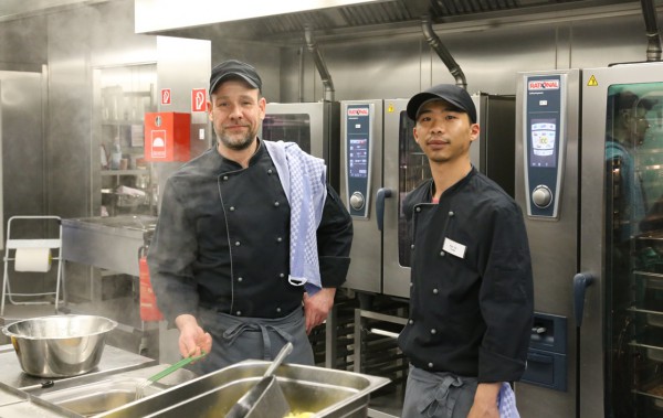 Koch Kai Lenske und Kimi Tang sind am Schnitzeltag bei GELSENWASSER in Action.
