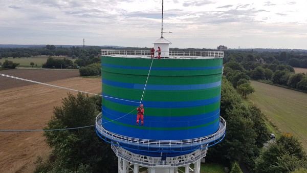 Spekatuläre Hoehenrettung: Seilbahn zwischen Wassertürmen