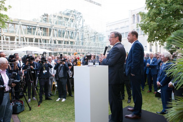 Armin Laschet beim Sommerfest der NRW-Vertretung in Berlin, das von Gelsenwasser unterstützt wird.