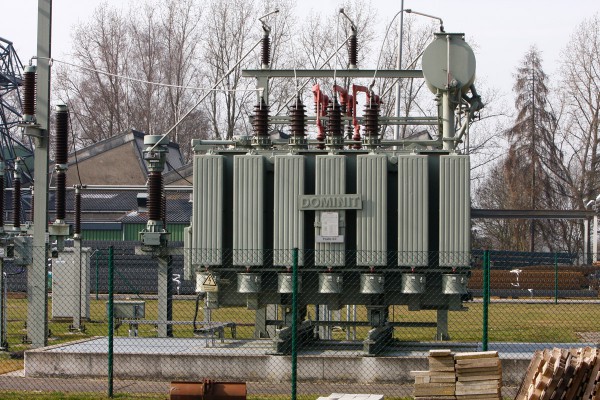 Der Ausbau der Stromnetze im Zuge der Energiewende ist ein Thema der Parteien zur Bundestagswahl 2017. Hier: Ein Umspanner, der die Spannung von 60.000 Volt Hochspannung (regionale Überlandleitung) auf 20.000 Volt Mittelspannung (städtische Leitung) transformiert.