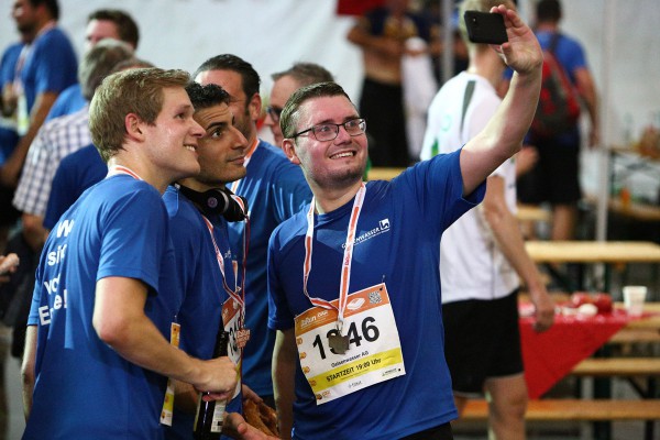 Selfie-Time: Gelsenwasser-Mitarbeiter stolz im Ziel des B2Run