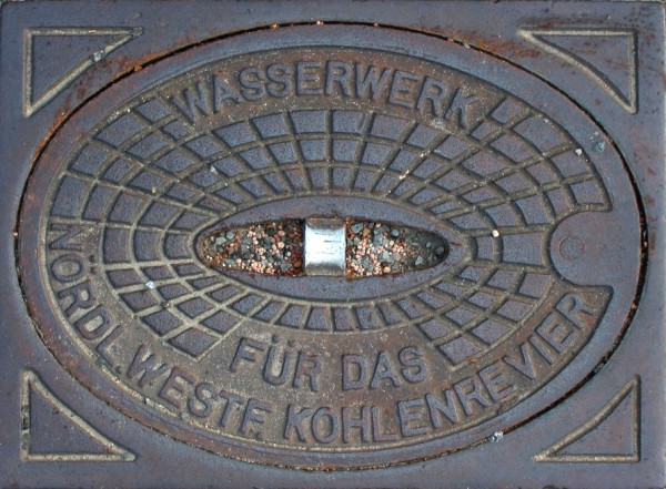 Hydranten-Abdeckung als Zeuge der Geschichte der Wasserversorgung in Gelsenkirchen