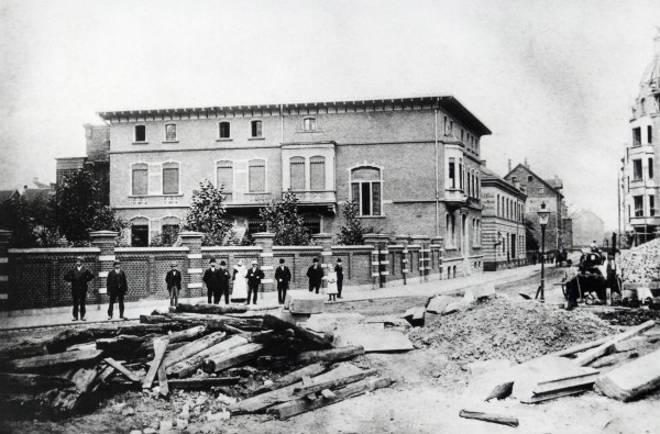 Die Hauptverwaltung des Wasserwerks im Jahre 1904, während des Baus des neuen Hauptbahnhofes. Foto: Stadtarchiv Gelsenkirchen.