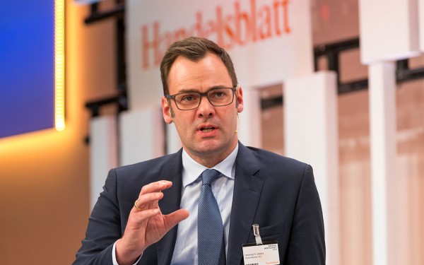 Henning Deters, Vorstand von gelsenwasser, diskutiert bei der Handesblatt Jahrestagung über die Zukunft der Energiewirtschaft.
