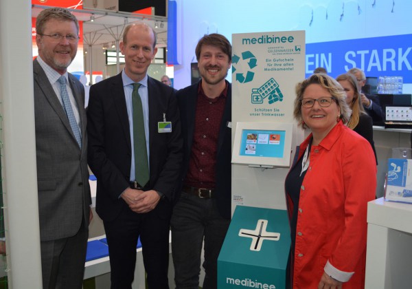 Binee-Gründer Martin Jähnert (3. v. l.) und Gelsenwasser-Vorstand Dr. Dirk Waider (2. V. l.) mit Bundesumweltministerin Svenja Schulze (r.) und dem bayerischen Umweltminister Dr. Marcel Huber (l.) auf dem Gelsenwasser-Stand bei der IFAT 2018. © binee