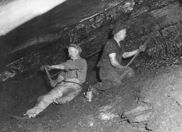 Pott, Pütt und Wasser: Bergleute bei Kohlegewinnung auf Zeche Tinsbank, 1934 ©montan.dok 023200233001/Foto: Fritz Kellner