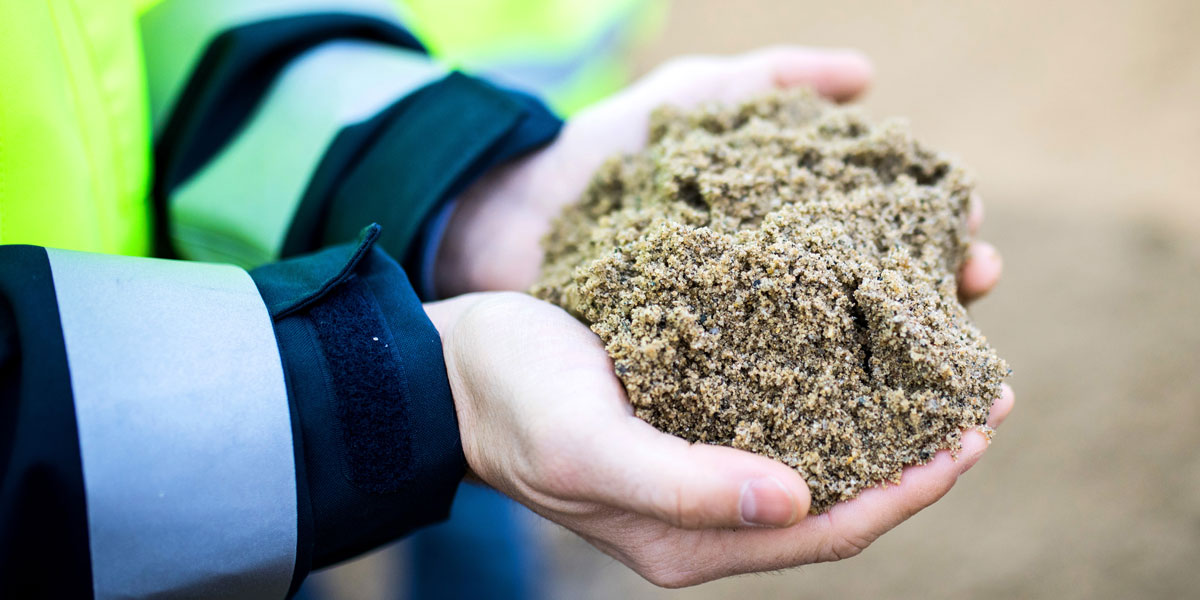 Sand ist nach Wasser die meist genutzte Ressource weltweit - und wird sogar häufiger eingesetzt als Erdöl.