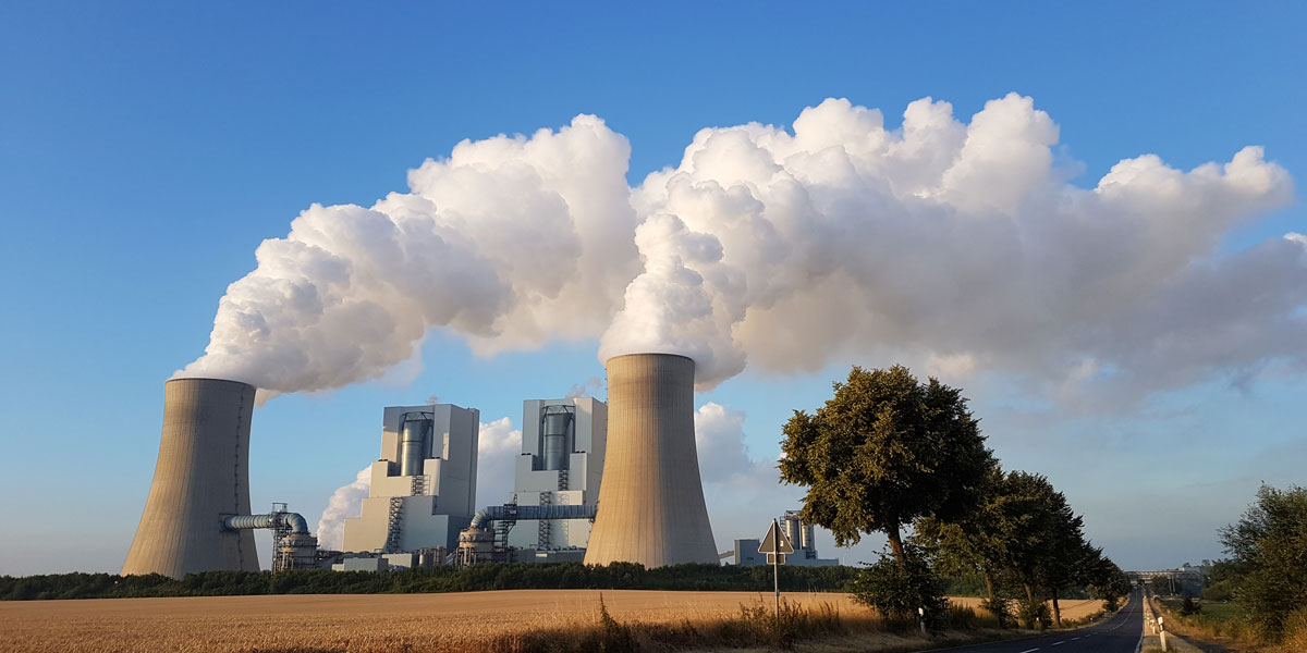 Kraftwerk Neurath BoA 2 & 3 am Rand des Braunkohle-Tagesbau Garzweiler: Seit Ende Juni arbeitet die "Kohlekommission". Sie soll das Datum für den Ausstieg aus dem Kohlestrom festlegen.