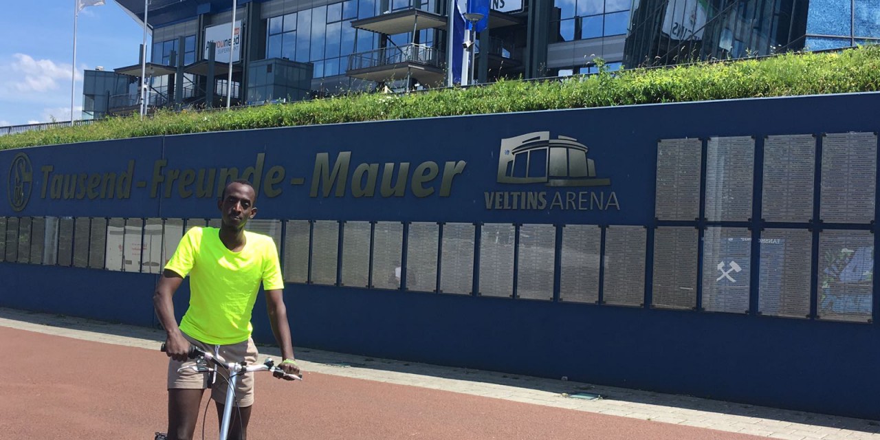 Praktikant Enock Mugabi: von Uganda ins Team blau-grün