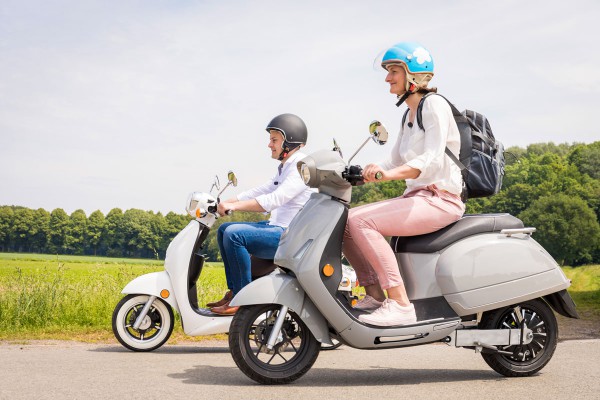 Fahrspaß mit Elektrorollern: Das Handling der E-Roller ist einfach und schnell gelernt.