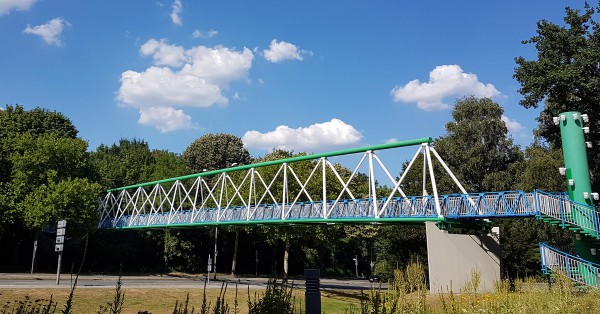 Die Farben blau und grün sind überall präsent, sogar an der Fußgänger-Brücke vor der Hauptverwaltung.